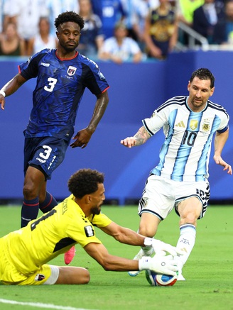 Khoảnh khắc thủ thành Vozinha chặn đứng cú sút của Messi gây sốt: Đỉnh cao đời người!