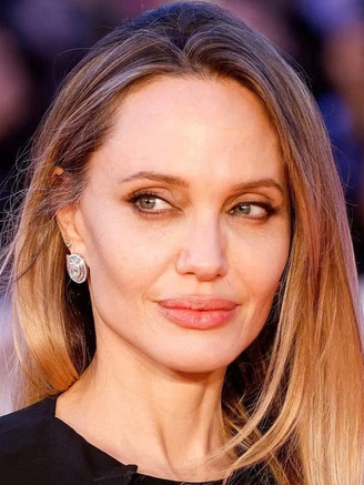 Angelina Jolie quyết phân định rõ chuyện tài chính với Brad Pitt