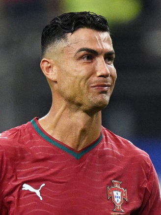 Ronaldo nghẹn ngào bật khóc chia tay World Cup, ôm tạm biệt Yamal: Khoảnh khắc nhói lòng