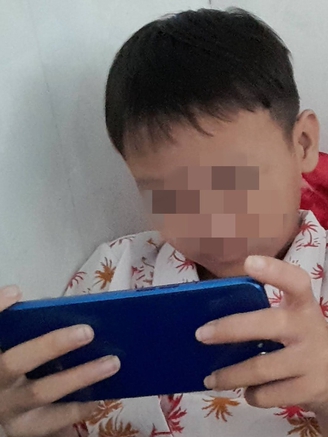 Con 'nghiện' điện thoại hay người lớn không nêu gương?