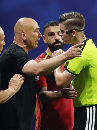 HLV Ai Cập bức xúc, tố FIFA thiên vị Argentina: 'Họ muốn Messi tiếp tục cuộc đua'