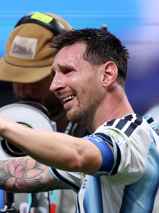 Messi nước mắt ràn rụa khi Argentina thắng nghẹt thở Ai Cập: Cảm xúc vỡ òa của nhà vua!