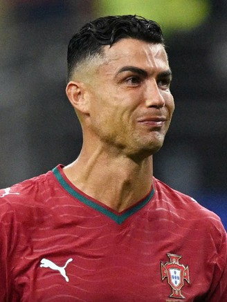 Những người lớn lên cùng... Ronaldo, nghẹn ngào khi thần tượng chia tay World Cup