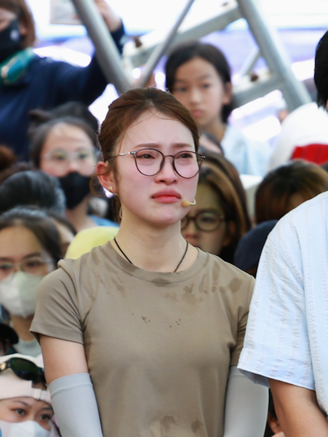 MC Khánh Vy khóc nghẹn trên truyền hình vì cậu bé 12 tuổi