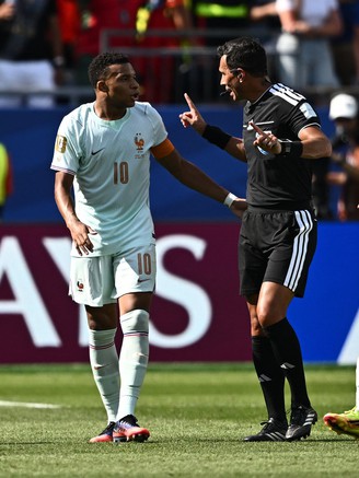 Mbappe đá hỏng phạt đền rồi yêu cầu trọng tài giải thích, Haaland lên tiếng