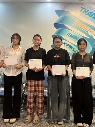 Gặp gỡ, trao học bổng động viên các sinh viên hiếu học