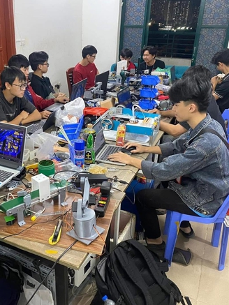 Sinh viên mê tự động hóa đến ‘xưởng thực chiến’, nơi sản phẩm công nghệ ra đời