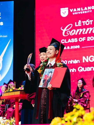Nam sinh từ đêm nằm ôm pô xe máy để ngủ đến danh hiệu thủ khoa