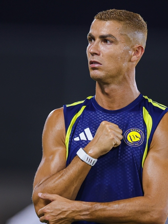 Ronaldo gây sốt với diện mạo mới