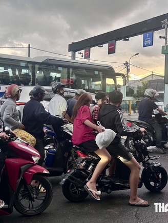 Google Maps đỏ chót, du khách ‘khóc ròng’ vì nỗi khổ mang tên… kẹt phà Bình Khánh