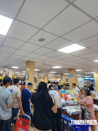 Phụ huynh nói khó mua sách giáo khoa, nhà xuất bản nói gì?