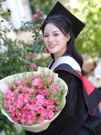 Nữ sinh khiến hội trường lặng đi với lời cảm ơn bố mẹ trong ngày tốt nghiệp