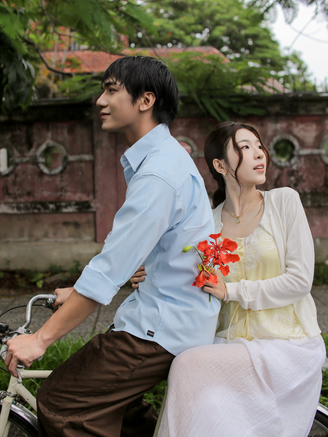 Lamoon khoe nhan sắc tuổi 23, tình tứ bên mỹ nam ‘Mưa đỏ’