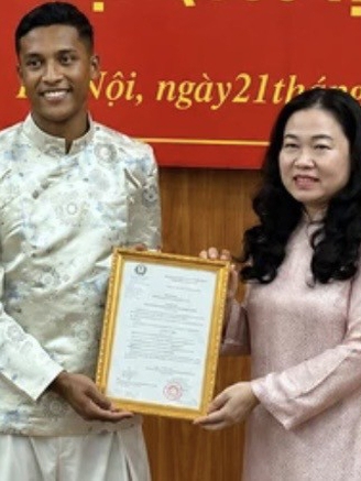 Trung vệ Nguyễn Adou Leygley Minh có quốc tịch Việt Nam: 'Tôi khao khát cống hiến'