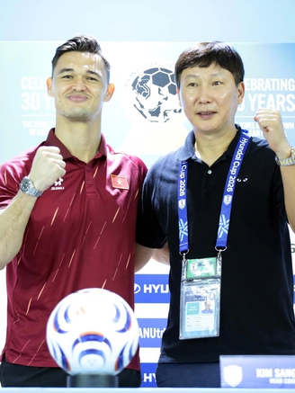 HLV Kim Sang-sik nói vui mà… thật: 'Messi hay Ronaldo cũng khó ghi bàn vào lưới Lê Giang Patrik'