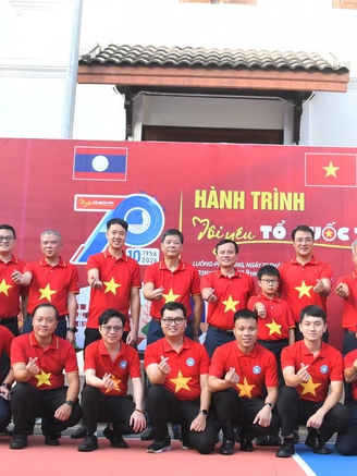 Lễ chào cờ đặc biệt 'Tôi yêu Tổ quốc tôi' trên đất nước bạn Lào