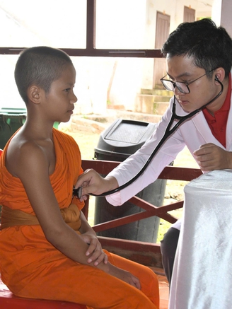 Mang yêu thương đến trẻ mồ côi chưa một lần được khám bệnh ở Lào