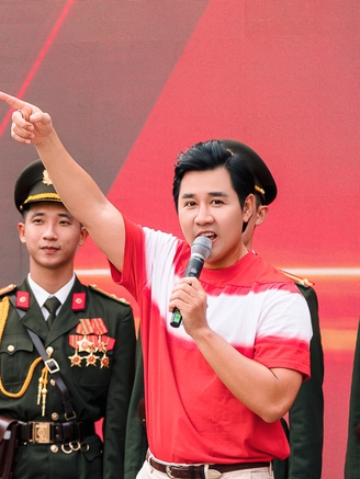 Nguyên Khang, Tùng Dương khuấy động phố đi bộ Nguyễn Huệ