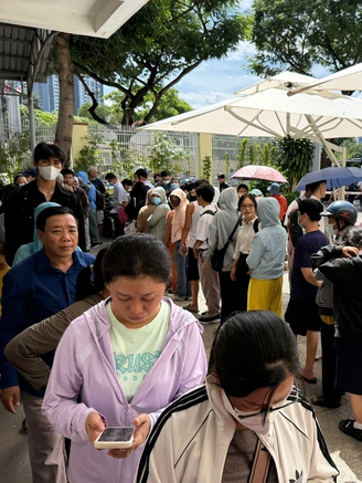 'Xếp hàng mua sách giáo khoa như đi săn vé concert', giải pháp nào?