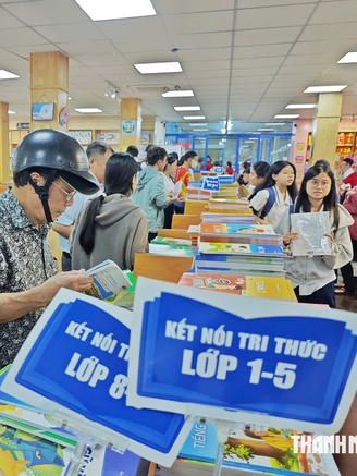 Học sinh TP.HCM tựu trường, nhà sách vẫn đông nghịt người tìm sách giáo khoa sáng nay