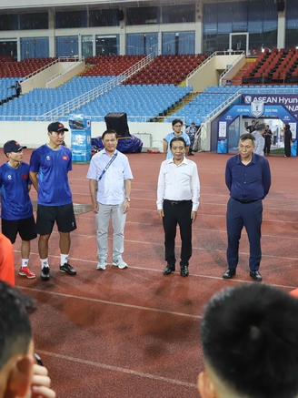 Thứ trưởng Hoàng Đạo Cương động viên đội tuyển Việt Nam trước trận chung kết lượt về ASEAN Cup