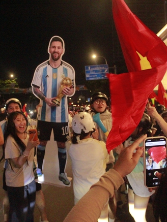 Đêm không ngủ sau chiến thắng ASEAN Cup: ‘Messi’ cũng ra đường ‘đi bão’
