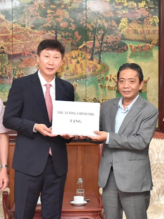 Thủ tướng Lê Minh Hưng tặng quà đội tuyển Việt Nam, HLV Kim Sang-sik nói lời cảm động