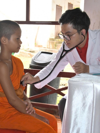 Những bác sĩ trẻ mang y đức vun đắp tình hữu nghị đặc biệt tại Lào