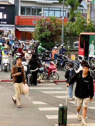 Dòng người rời thành phố, hối hả về quê nghỉ lễ 2.9