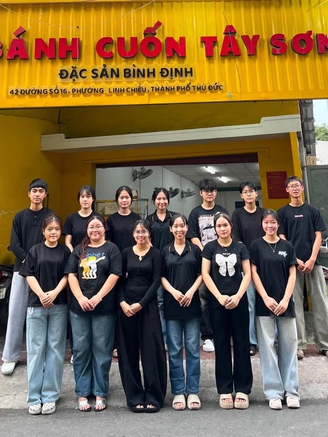 Tốt nghiệp đại học, nhưng cô gái lại chọn bán bánh cuốn