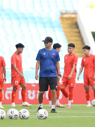 Đội tuyển Việt Nam thả lỏng trên mặt cỏ Mỹ Đình xanh mượt, sẵn sàng thắng đẹp Campuchia