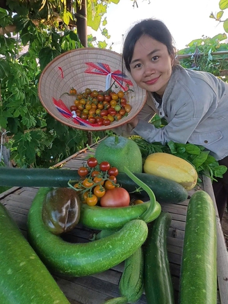 Cô gái Việt trồng vườn rau xanh tốt ở Nhật, ăn không hết còn mang tặng