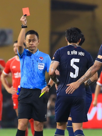 Đoàn Văn Hậu phải tự nhìn lại mình!