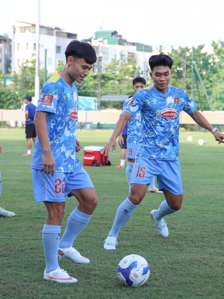 U.23 Việt Nam vắng 8 cầu thủ, vẫn miệt mài tập luyện đến sát giờ ra sân bay sang Nhật Bản