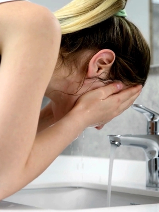 Trào lưu rửa mặt bằng nước muối tự pha: Có nên dùng thường xuyên?