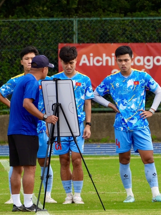 U.23 Việt Nam tập chiến thuật đặc biệt, chống ‘vũ khí’ ném biên cực kỳ lợi hại của U.23 Philippines