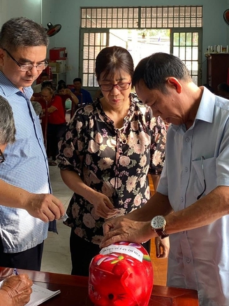 Những chú heo đất góp yêu thương
