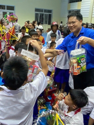 Học sinh vùng sâu Quảng Trị đón Trung thu trong mùa mưa lũ