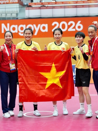HLV Trần Thị Vui ca ngợi: 'Khánh Ly và Thu Trang chơi quá hay, không có gì để chê'