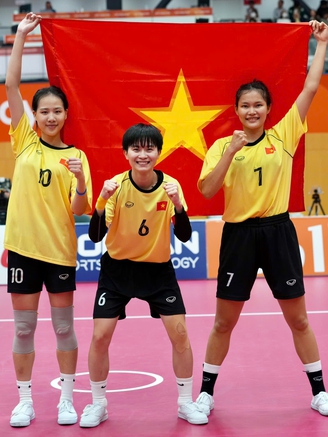 Bộ trưởng Lâm Thị Phương Thanh chúc mừng đội tuyển cầu mây giành HCV ASIAD