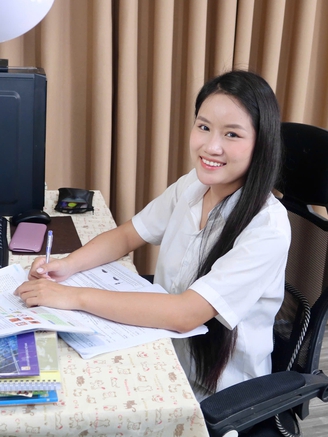Con học lớp 5, mẹ trẻ quyết tâm học lại lớp 10