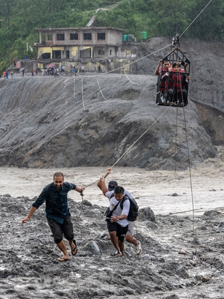 Nepal tìm kiếm người mất tích, lo tái thiết sau lũ quét