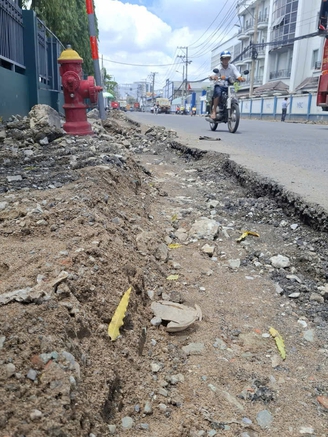 Thi công vỉa hè để đất đá ngổn ngang