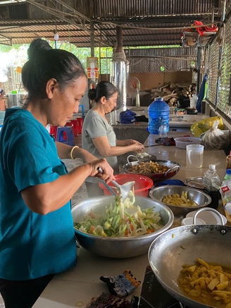 Hơn 20 năm đỏ lửa Bếp ăn tình thương vì bệnh nhân nghèo