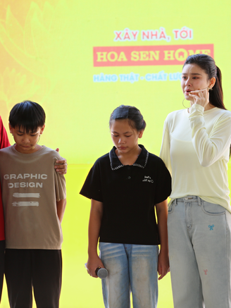 Trương Quỳnh Anh xúc động trước nghị lực của cậu bé mồ côi cha