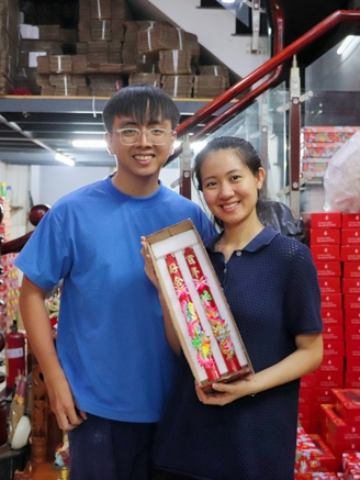 Gác lại công việc lương 30 triệu đồng/tháng, vợ chồng trẻ nối nghiệp làm đèn cầy cưới
