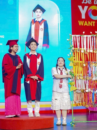 Choáng ngợp với nam sinh mang 156 tấm huy chương lên nhận bằng tốt nghiệp