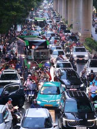Hà Nội mưa lớn, đường phố tắc cứng