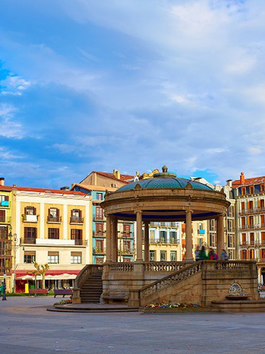 Thành phố Pamplona, Tây Ban Nha cổ kính và xanh mát