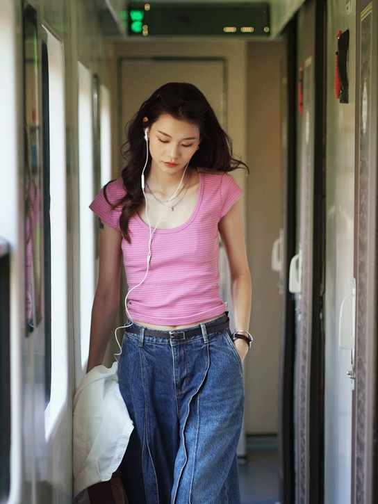 Khám phá 3 kiểu áo đẹp nhất nên diện cùng quần jeans xanh